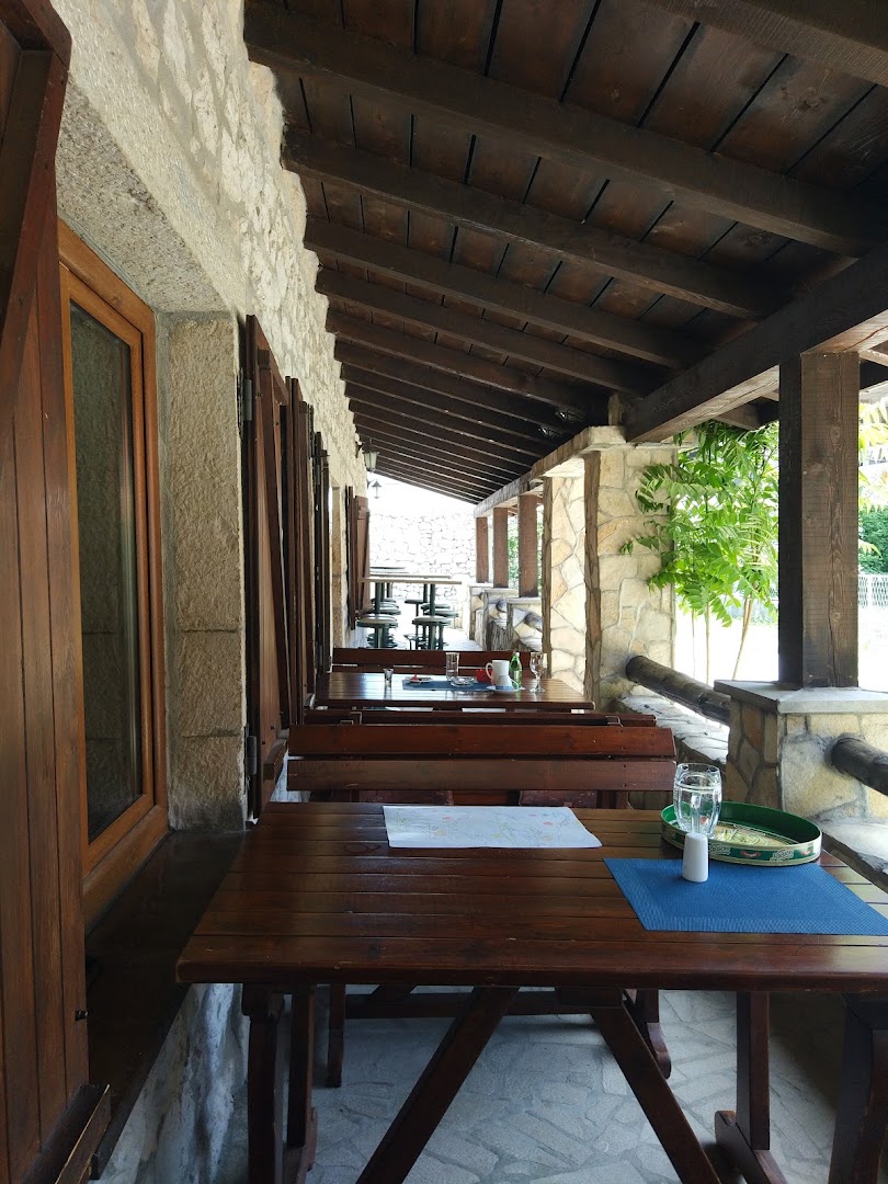 Konoba Portun: inviting and clear terrace view