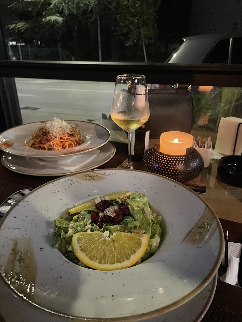 Lounge Bar Bourbon: appetizing food and drink presentation