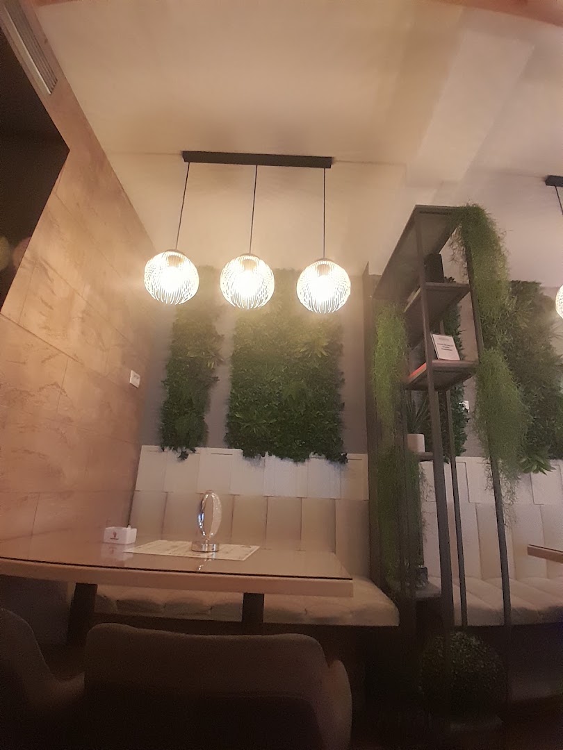 Lounge Bar Bourbon: clear, inviting interior atmosphere