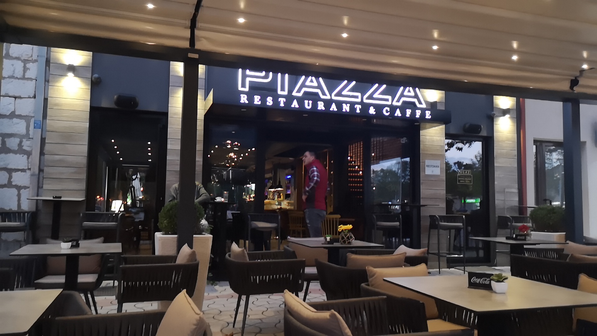 Piazza: clear view of restaurant exterior