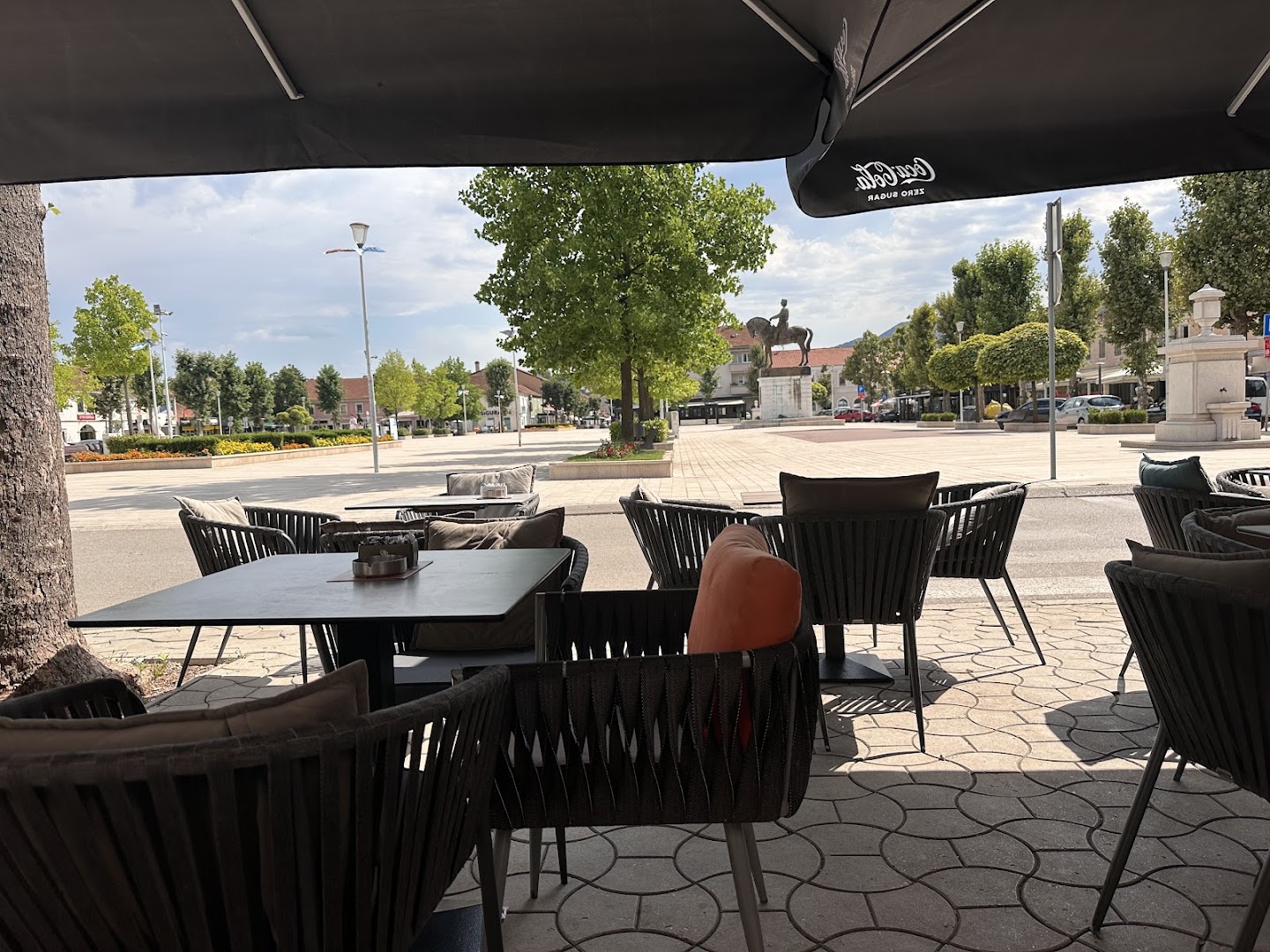 Piazza: inviting terrace with pleasant view
