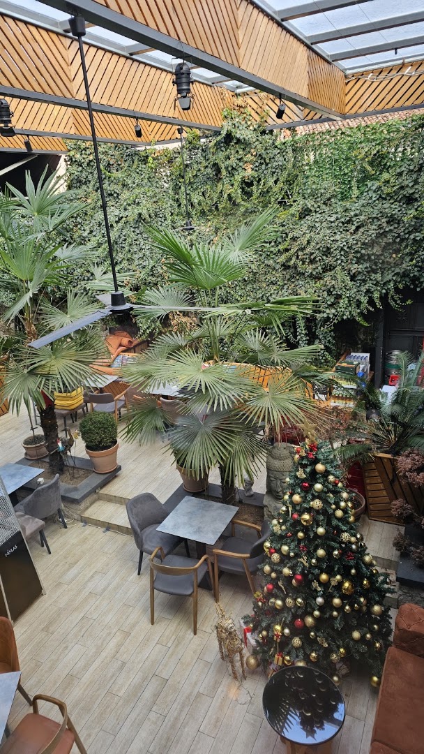 Piazza: attractive restaurant interior and atmosphere