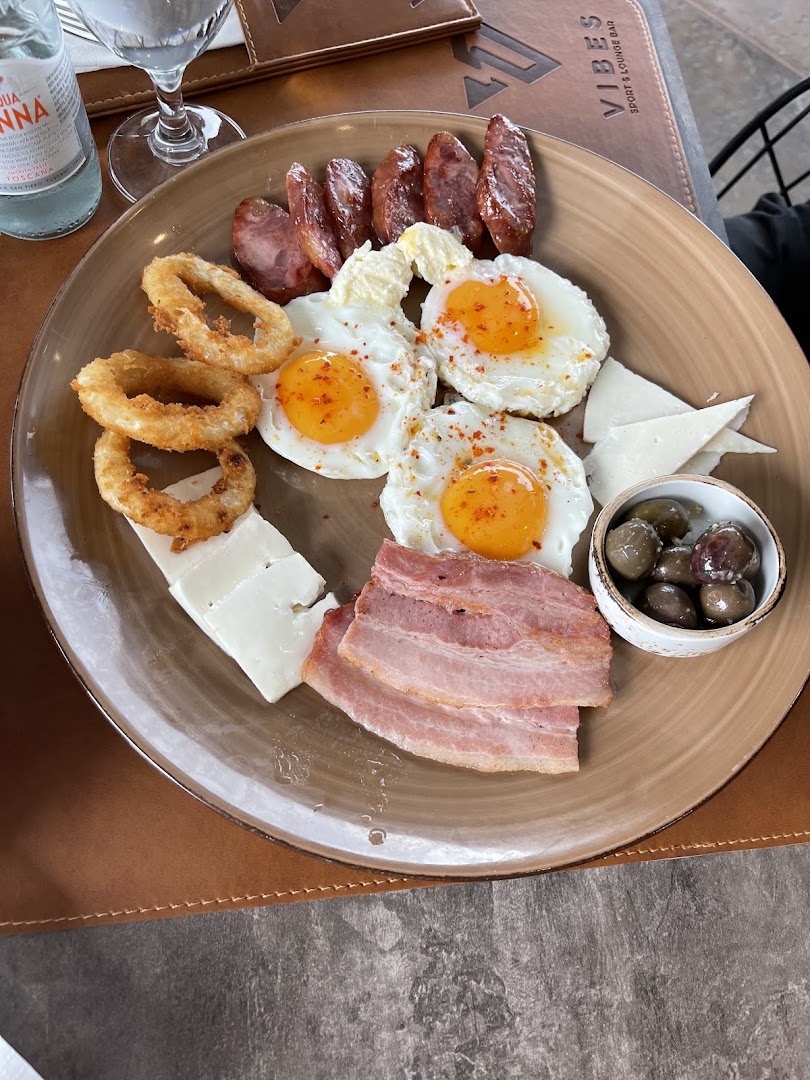Vibes Sport & Lounge Bar: appetizing, high-quality breakfast food photo
