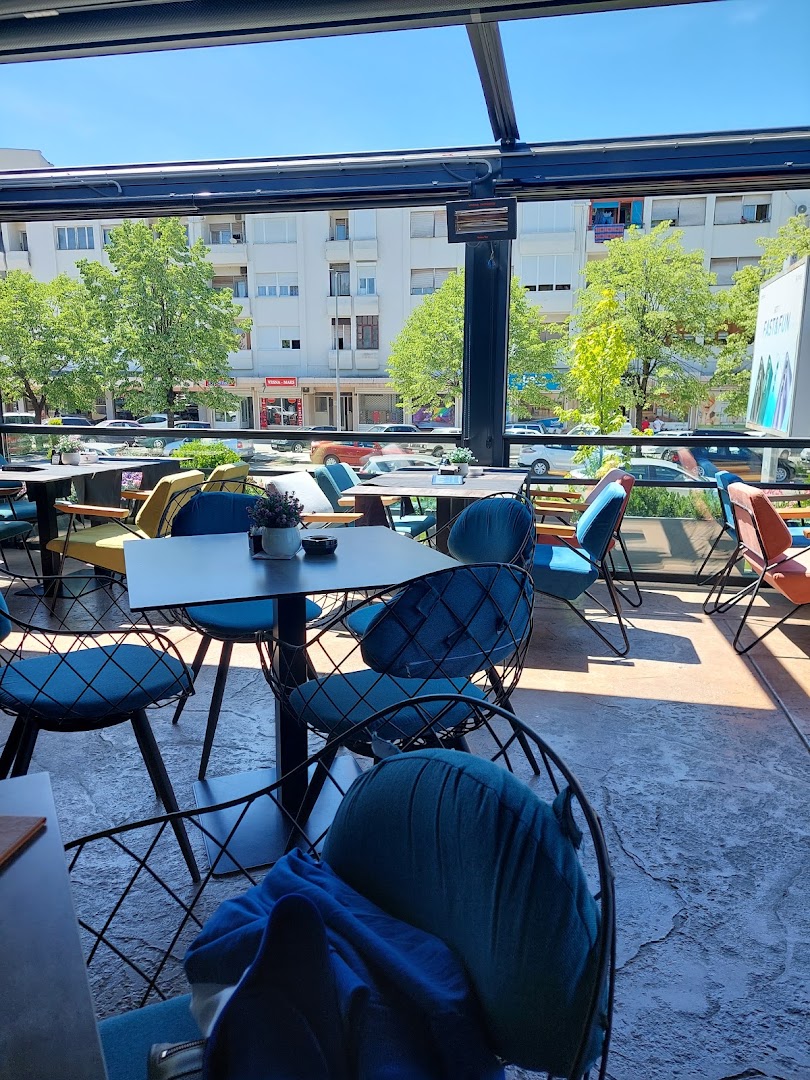 Vibes Sport & Lounge Bar: inviting and clear venue atmosphere