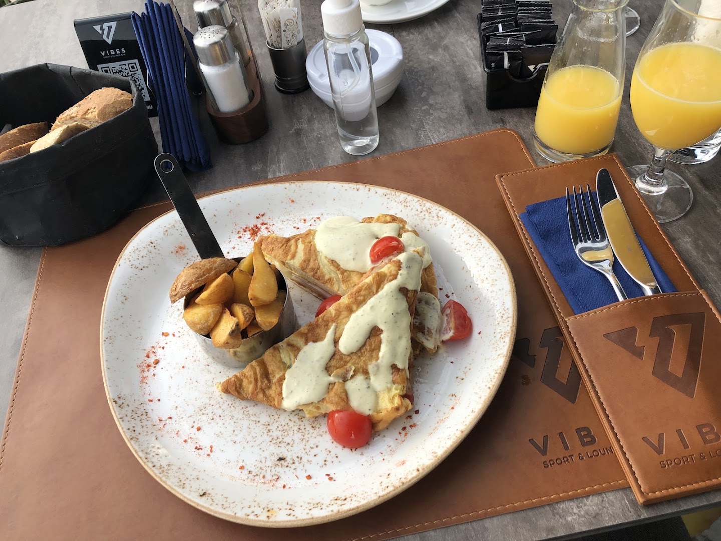 Vibes Sport & Lounge Bar: appetizing food presentation and branding