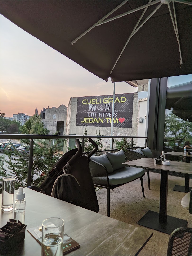 Vibes Sport & Lounge Bar: inviting terrace with pleasant atmosphere