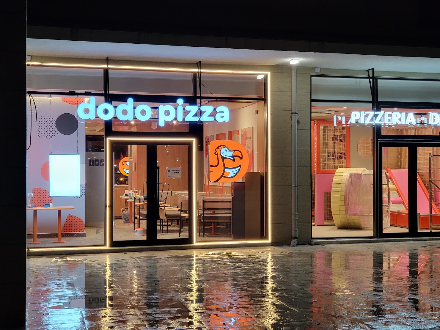 Dodo Pizza: clear, professional exterior night shot