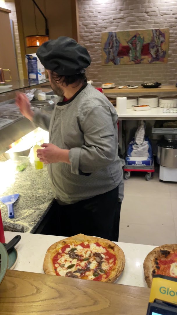 NOA Pizzeria & Caffe: chef preparing fresh pizza