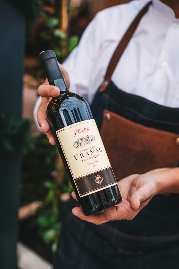 NOA Pizzeria & Caffe: professional photo of wine service