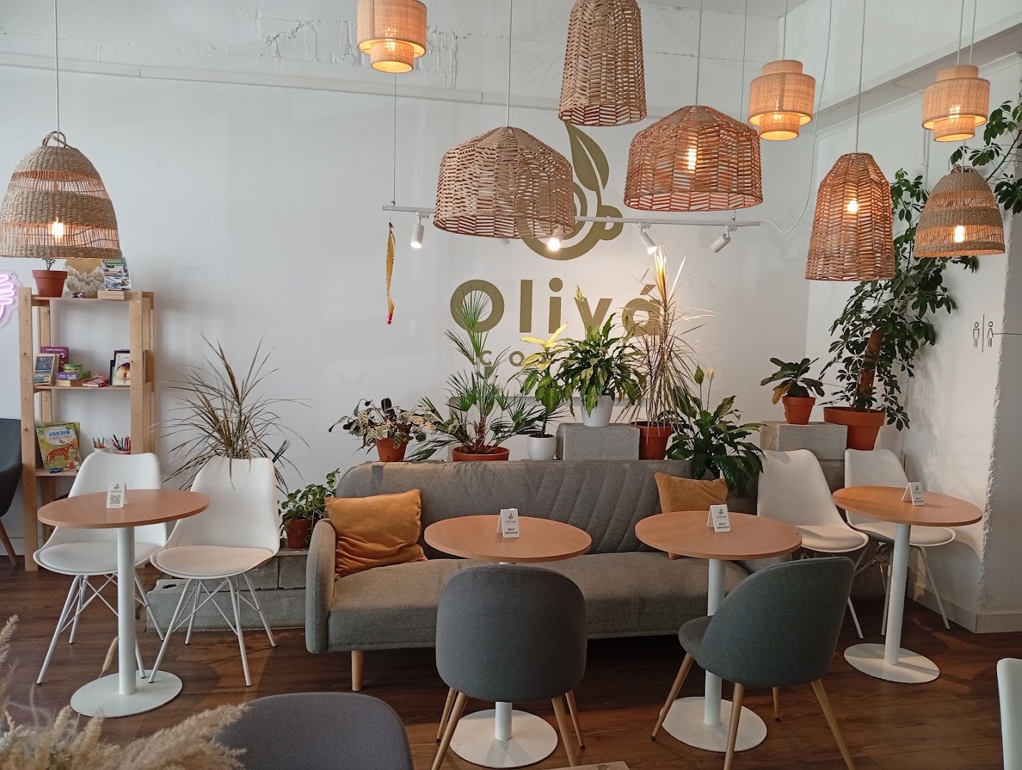 Oliva: inviting and clear venue interior