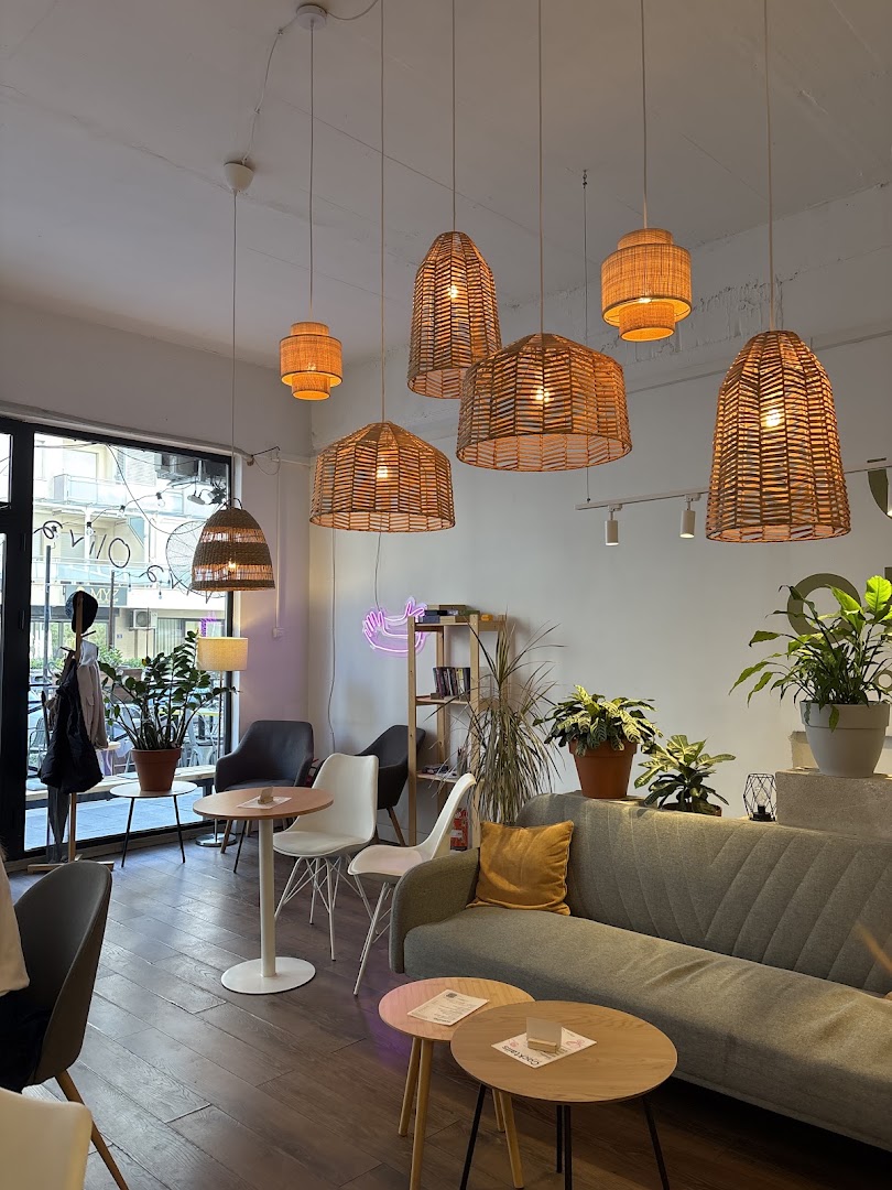 Oliva: inviting and well-lit interior atmosphere