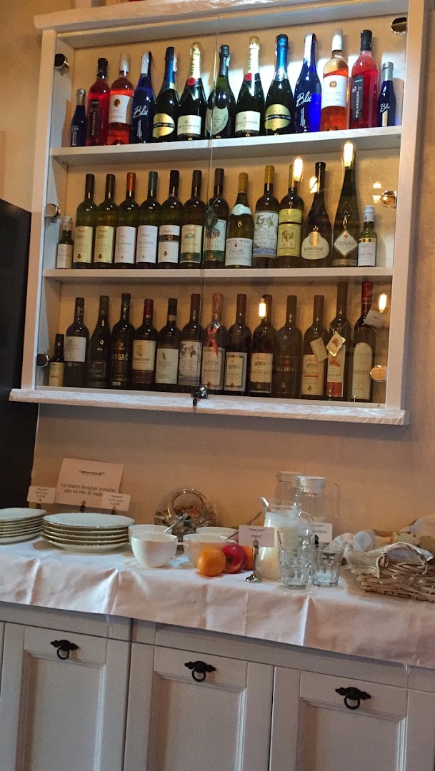 Steakhouse Grill, Fish & Meat: restaurant wine display area