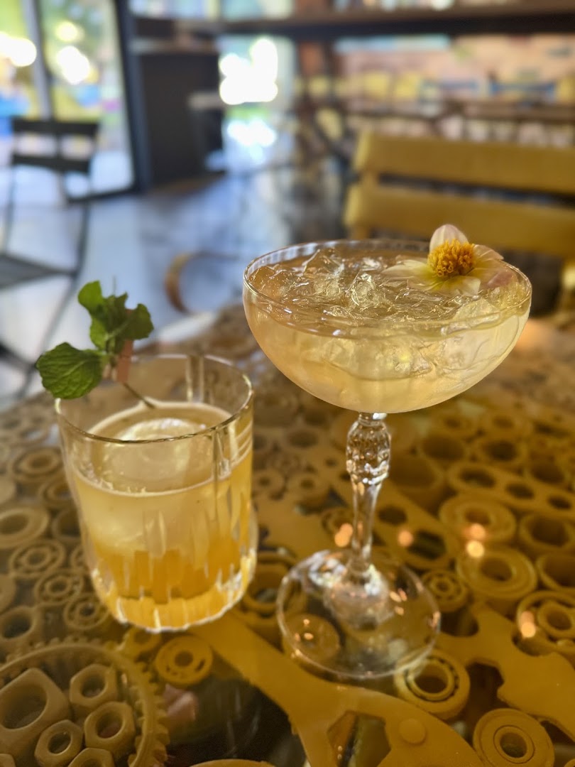 Street Bar: appealing photo of bar drinks