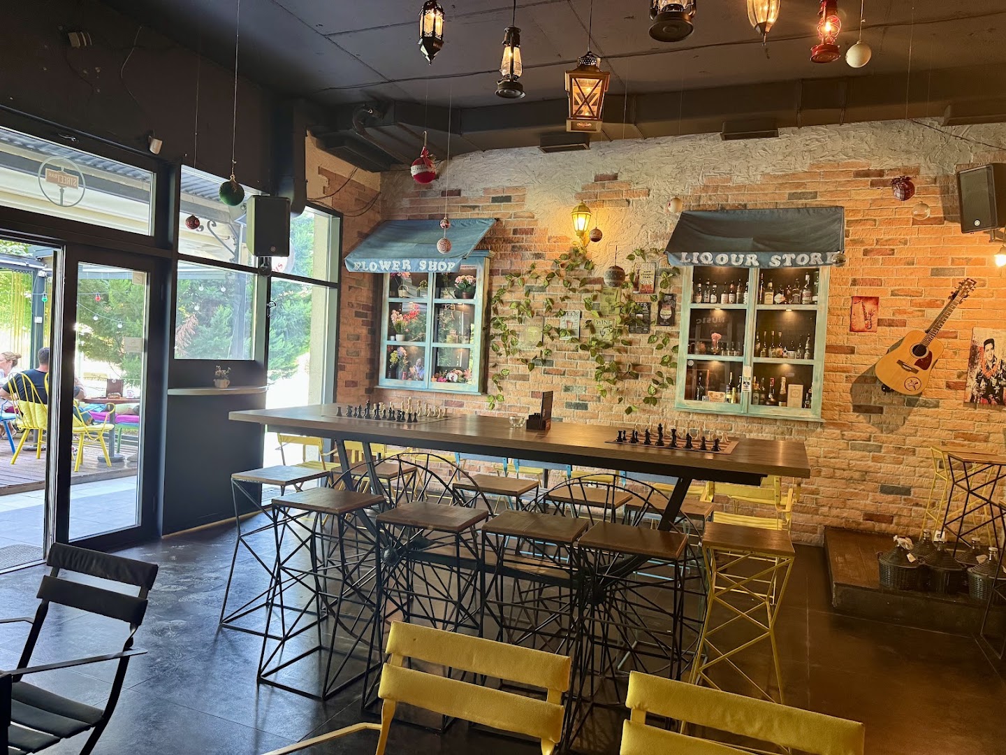 Street Bar: clear, inviting interior atmosphere