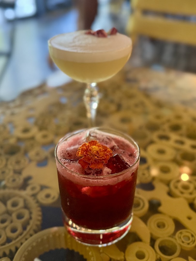 Street Bar: appealing photo of bar drinks