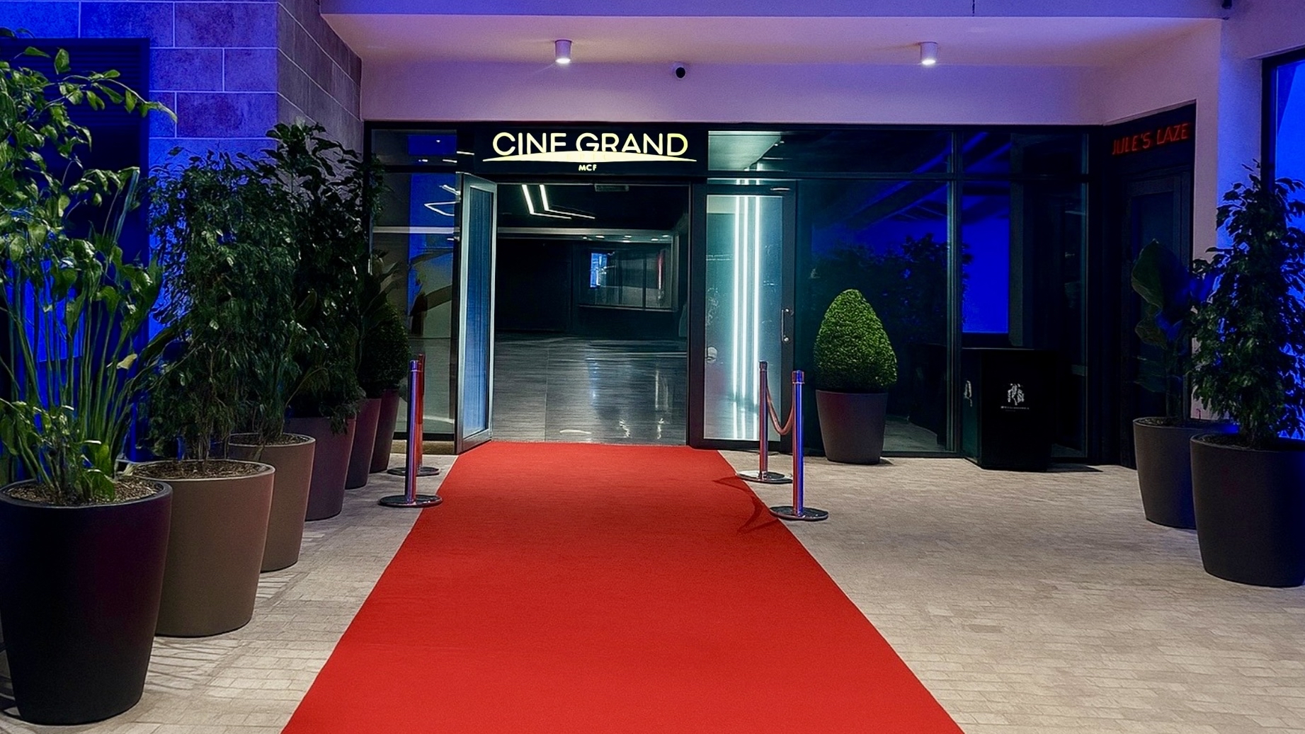 Cine Grand Epic: professional, inviting entrance photo
