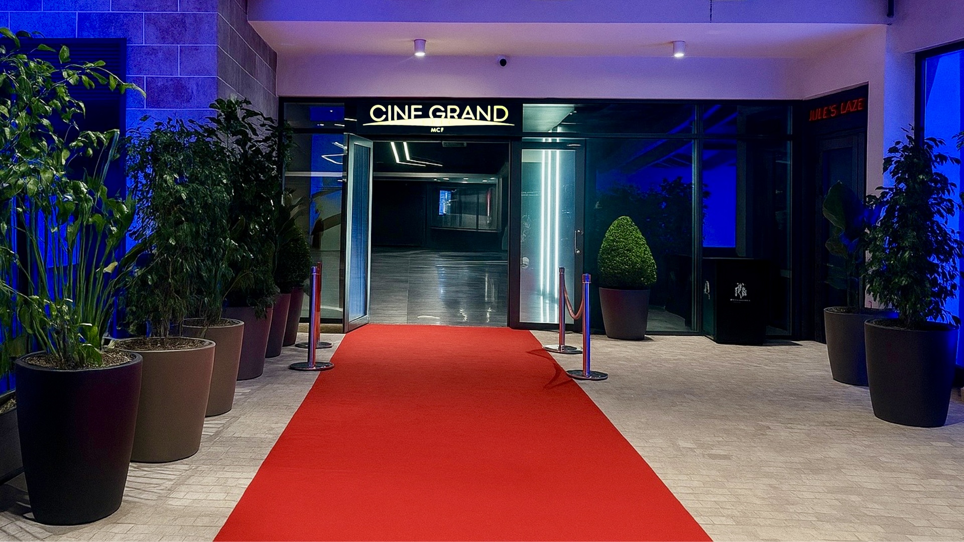 Cine Grand Epic: professional shot of venue entrance