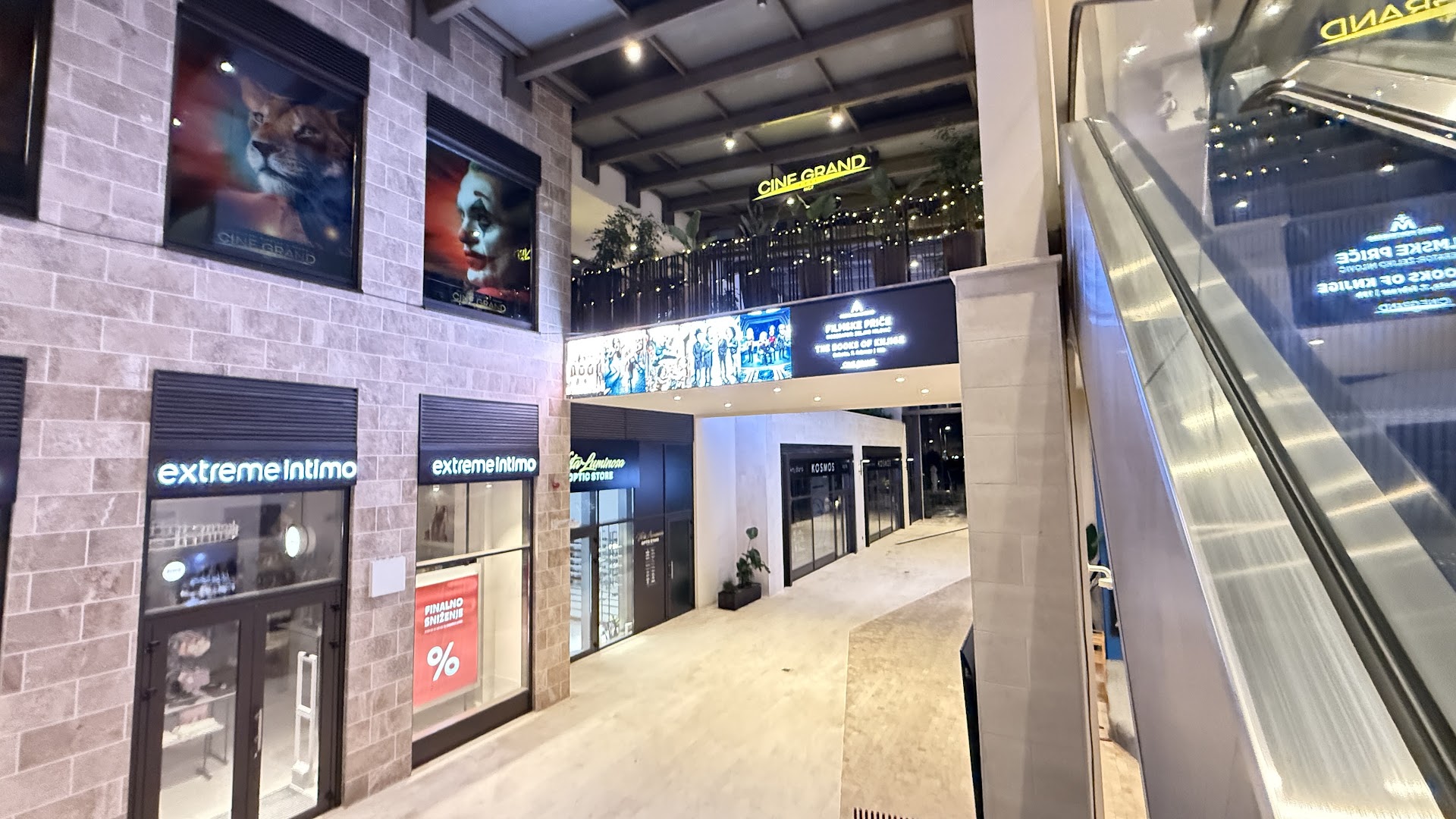 Cine Grand Epic: clear view of venue interior
