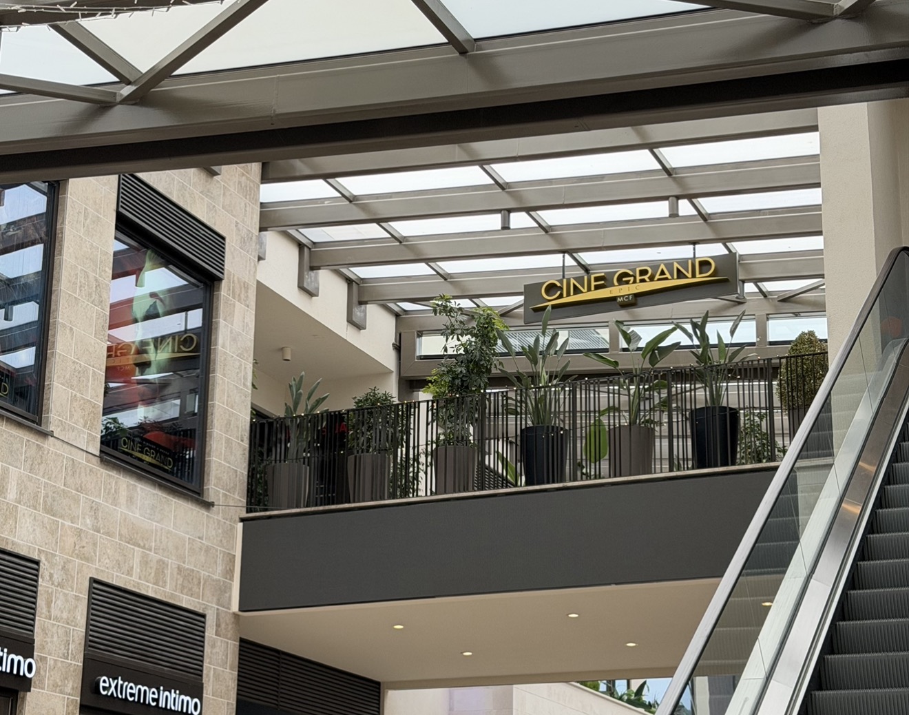 Cine Grand Epic: clear photo of venue exterior