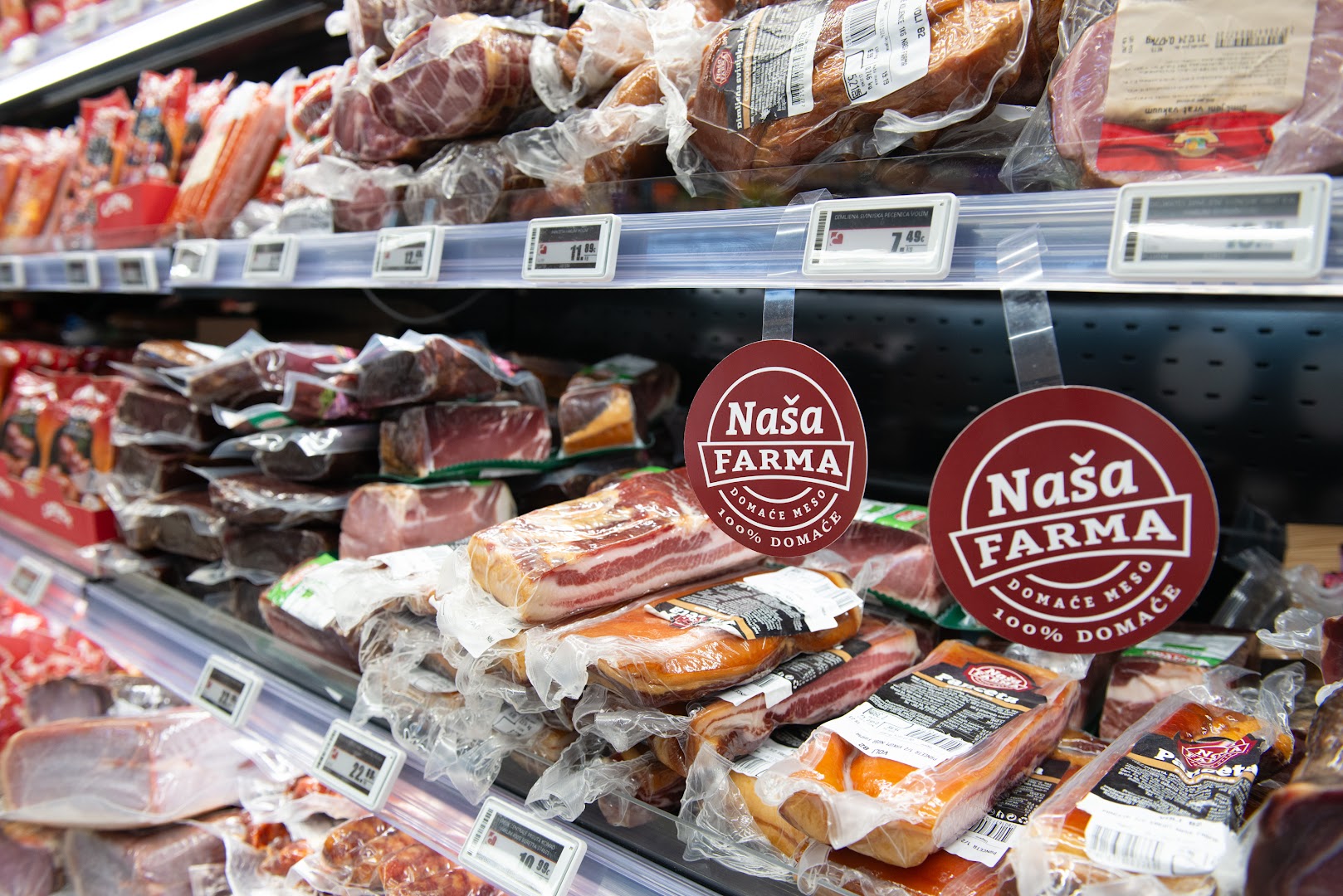 Voli Market Boka Place: clear display of shop products
