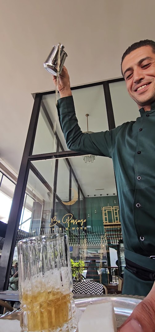 Bô Passage: professional staff serving a drink