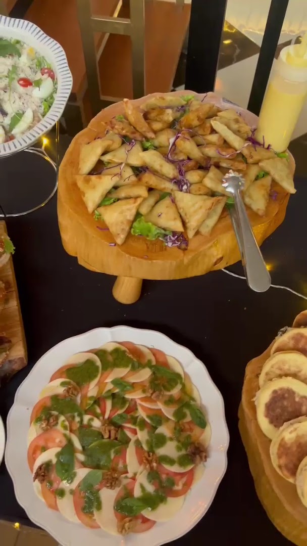 Bô Passage: appetizing display of brunch food