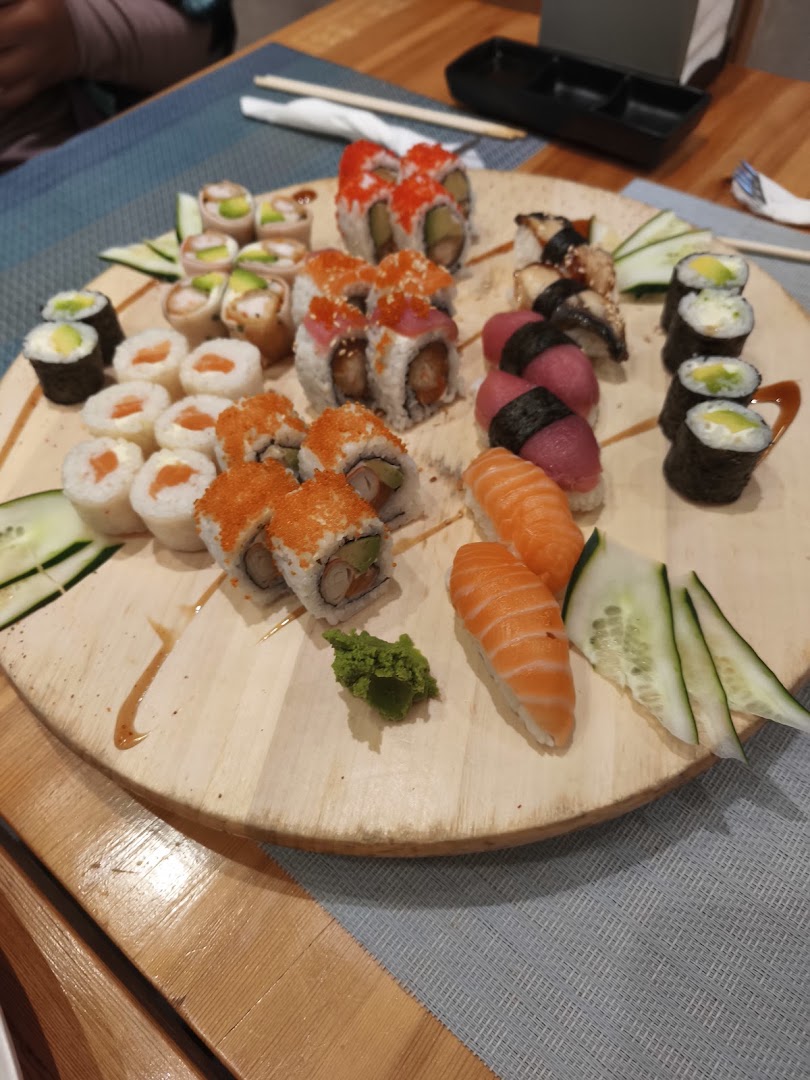 Somasushi: appetizing photo of sushi platter