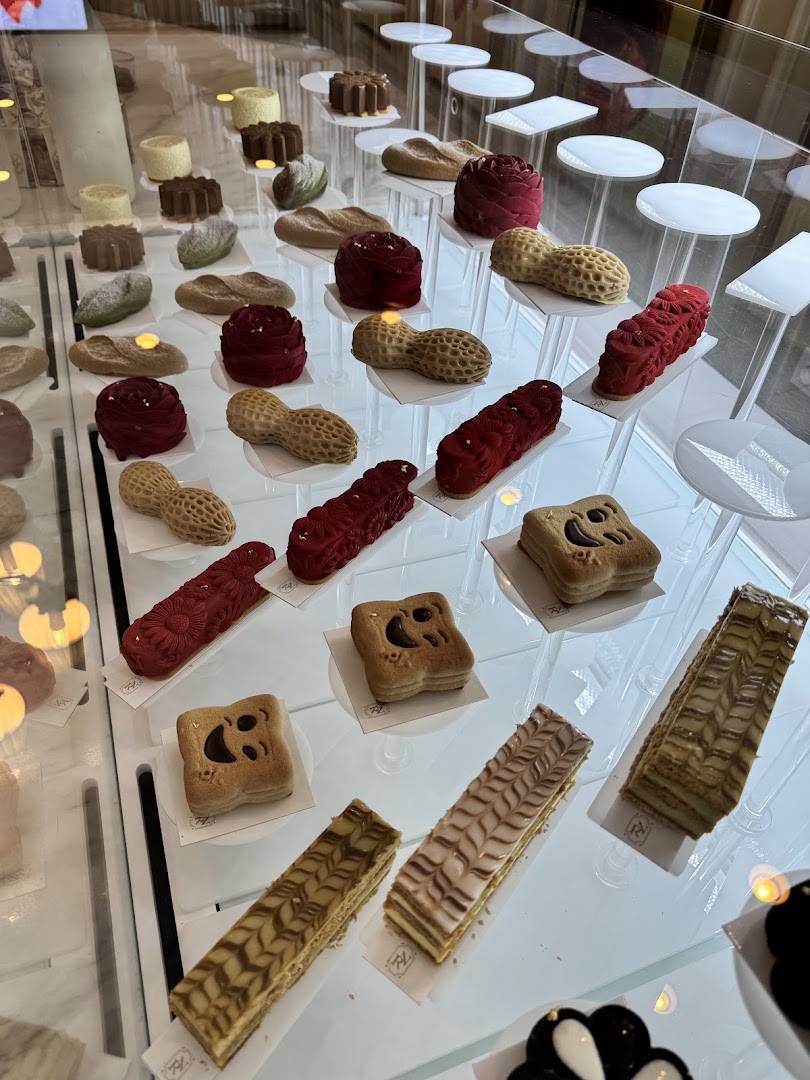 L'Atelier Rayan Néhmé: clear display of shop products