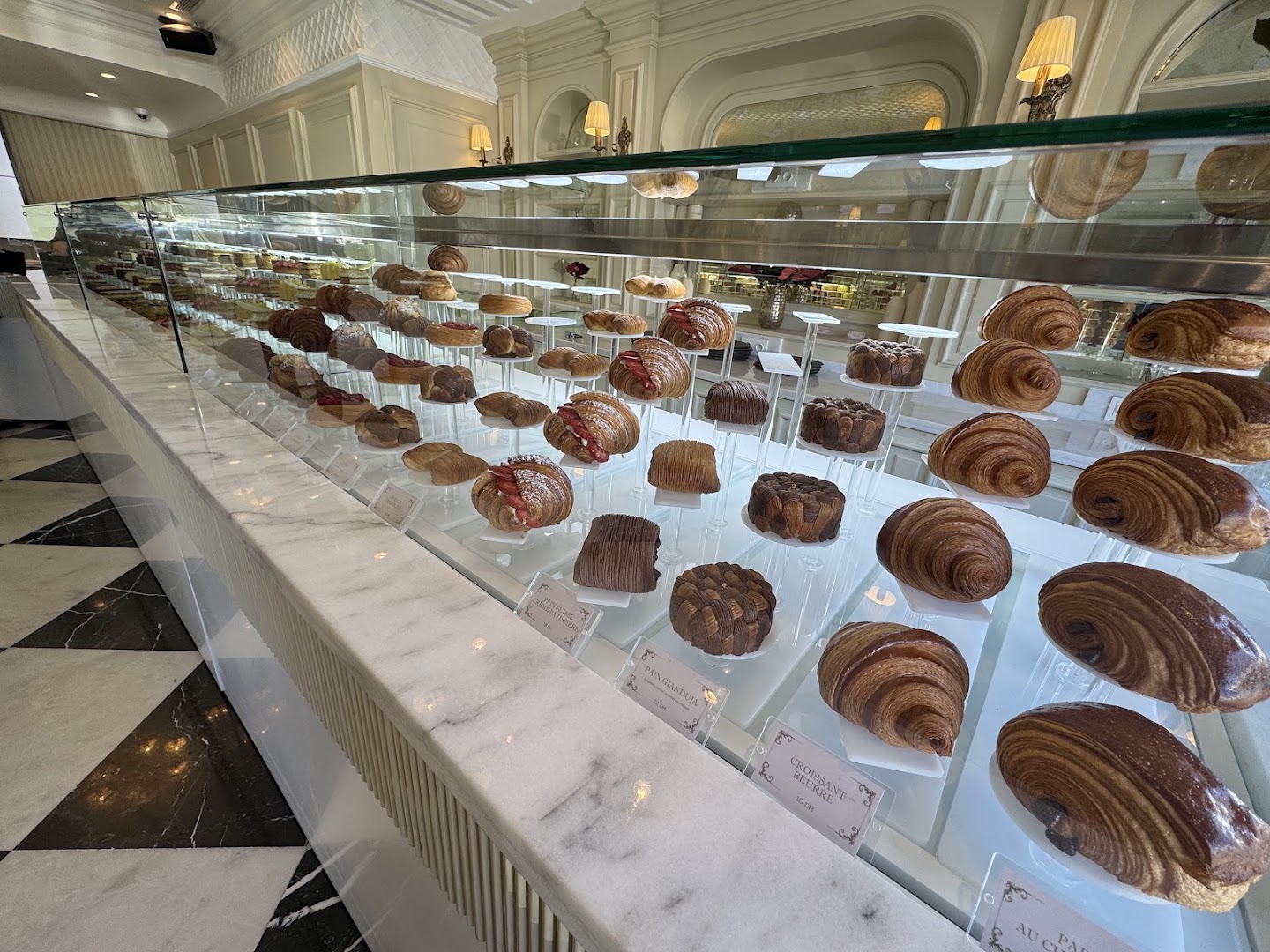 L'Atelier Rayan Néhmé: high quality display of products