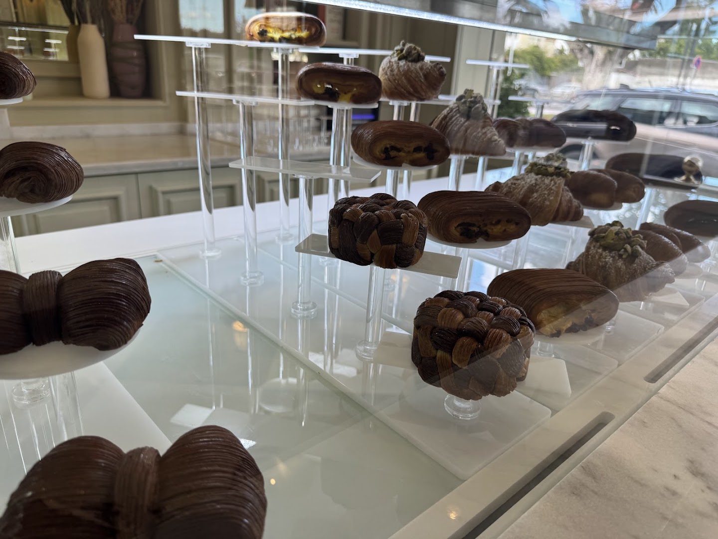 L'Atelier Rayan Néhmé: clear display of shop products