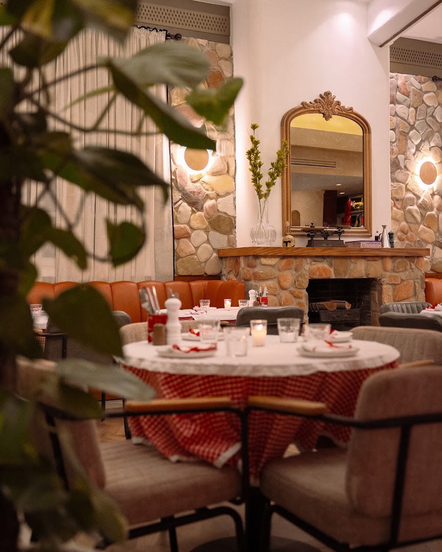 L'Italien del Cézanne: inviting and professional restaurant interior