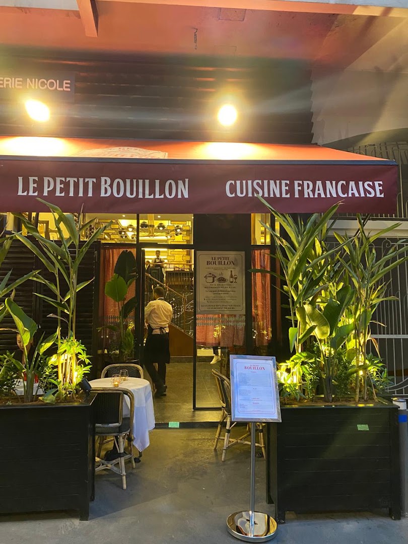Le Petit Bouillon: inviting exterior shot of restaurant