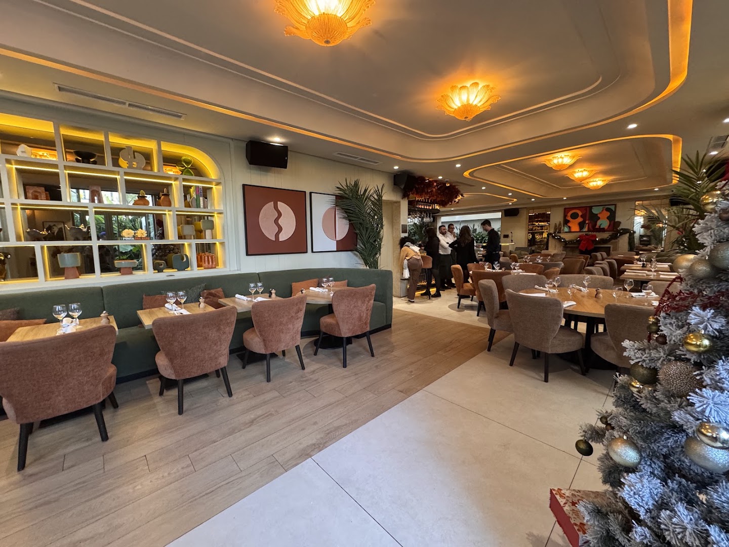 Trianon: clear, inviting restaurant interior shot