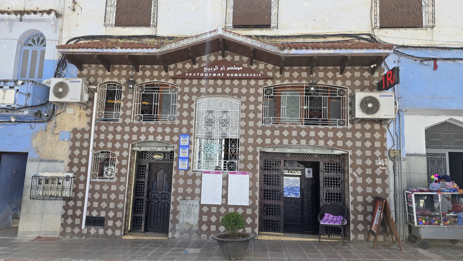 Bar Oum Rabie: clear exterior shot of venue