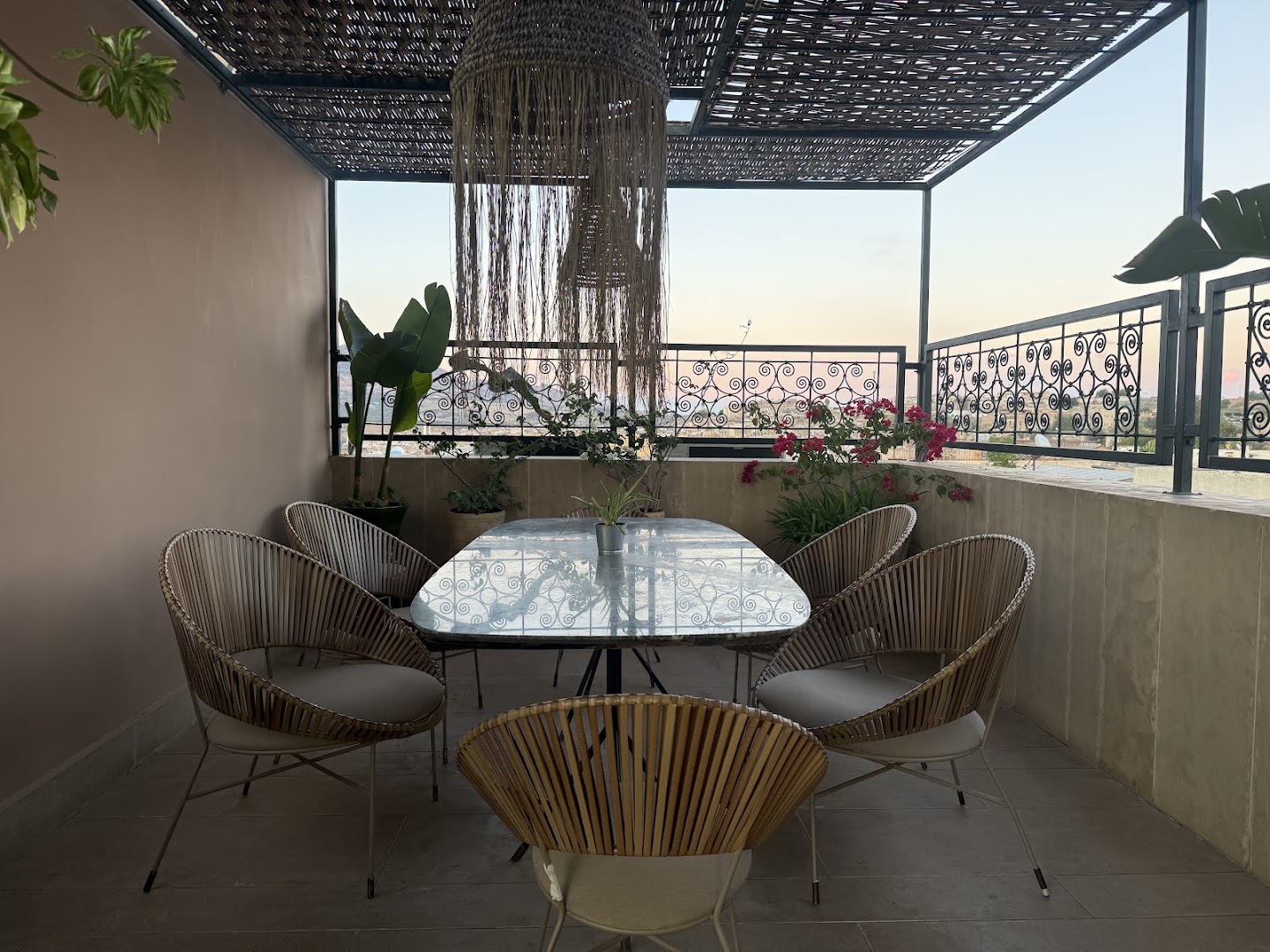 Sama Rooftop: attractive rooftop seating area