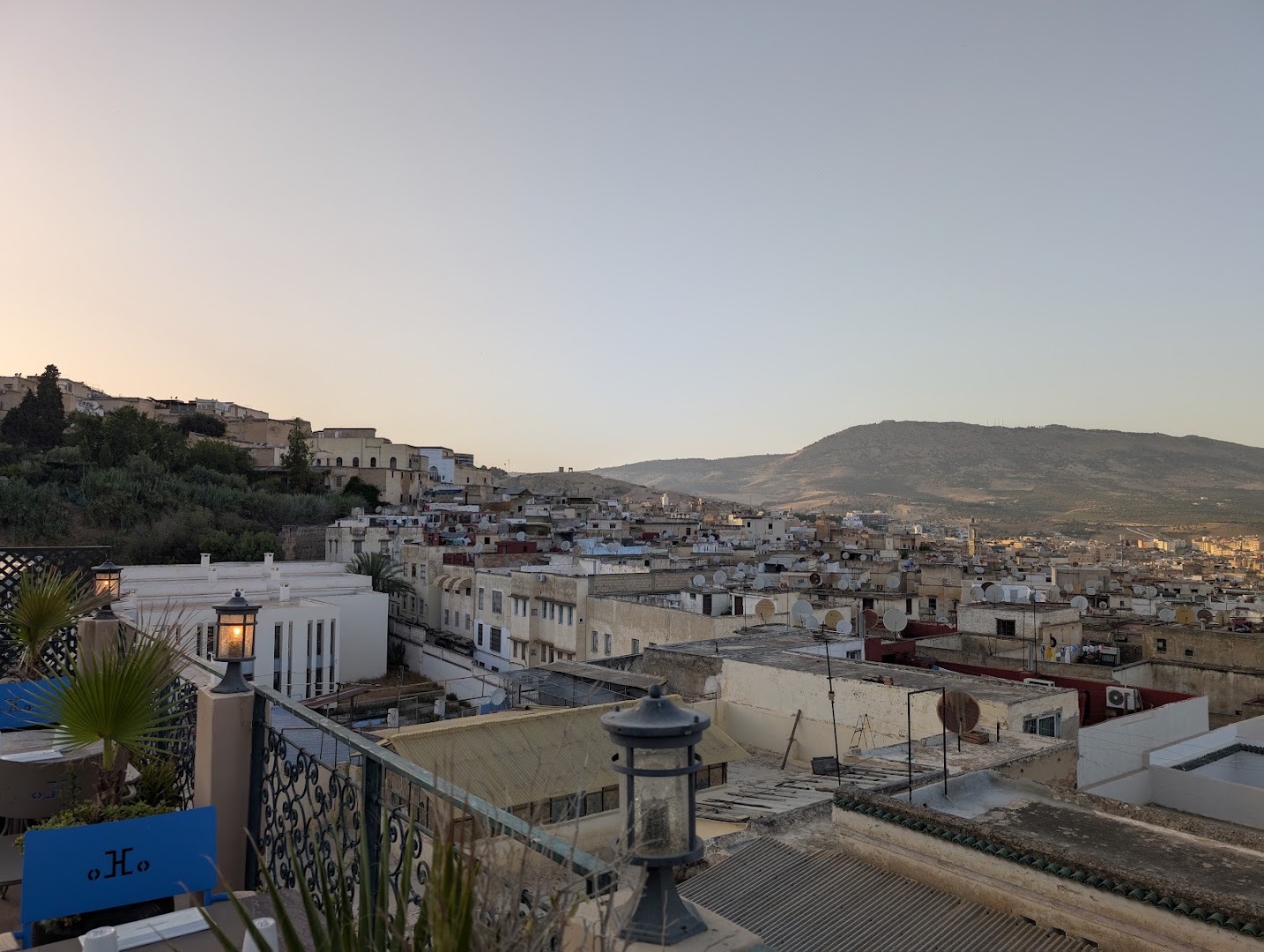 Sama Rooftop: beautiful rooftop view of city