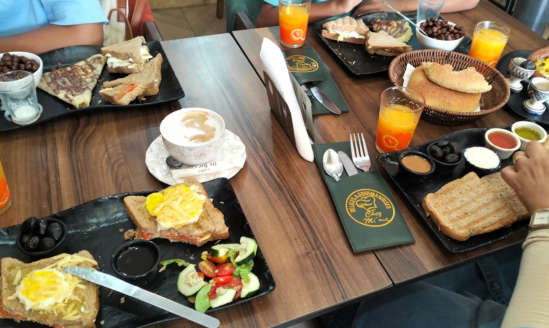 Snack Coffee Chez Mi'MA: appetizing breakfast spread shown clearly