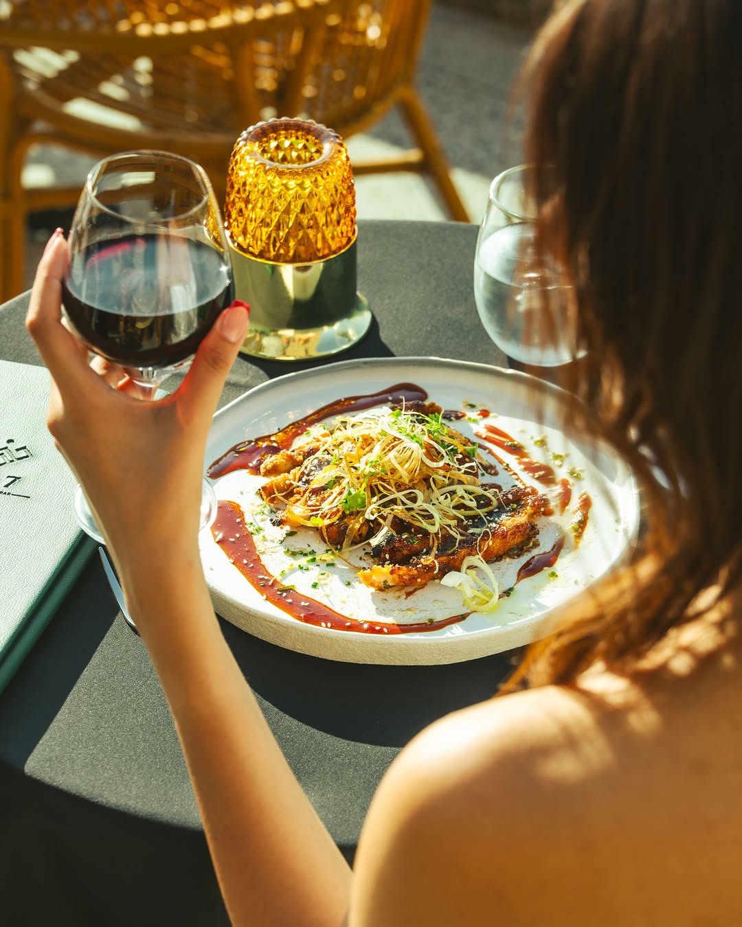 FER-7: appealing food and atmosphere shot