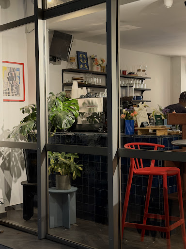 Gless! Coffee: inviting and professional interior shot