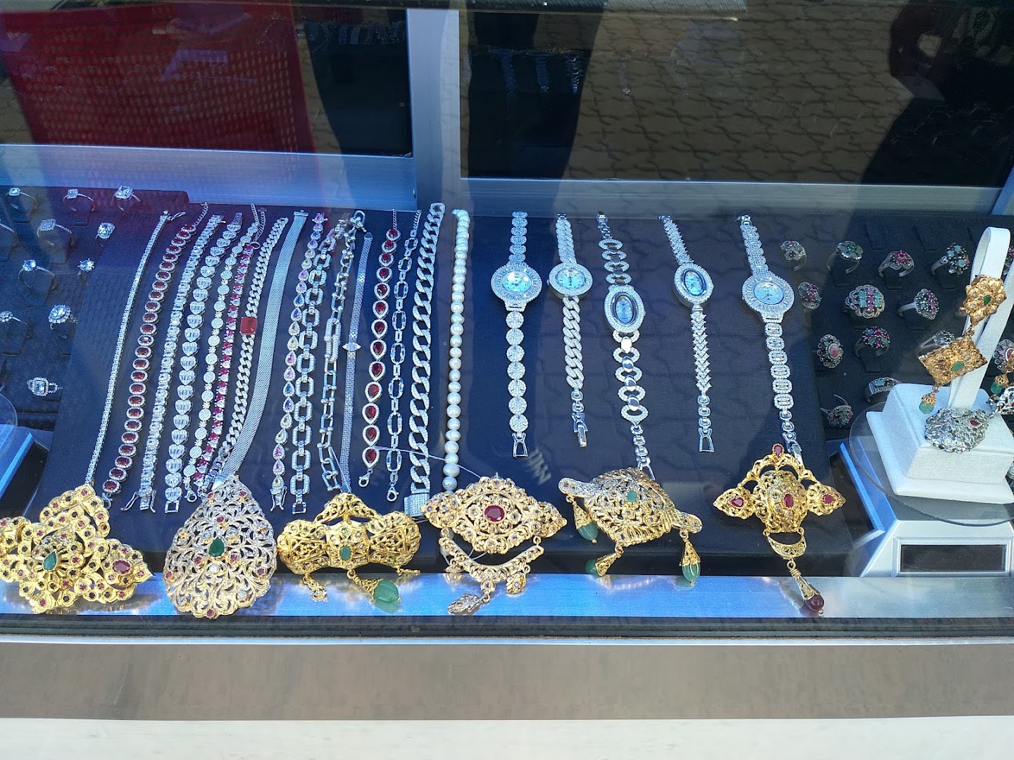 Bijouterie Agnaou: clear display of jewelry products