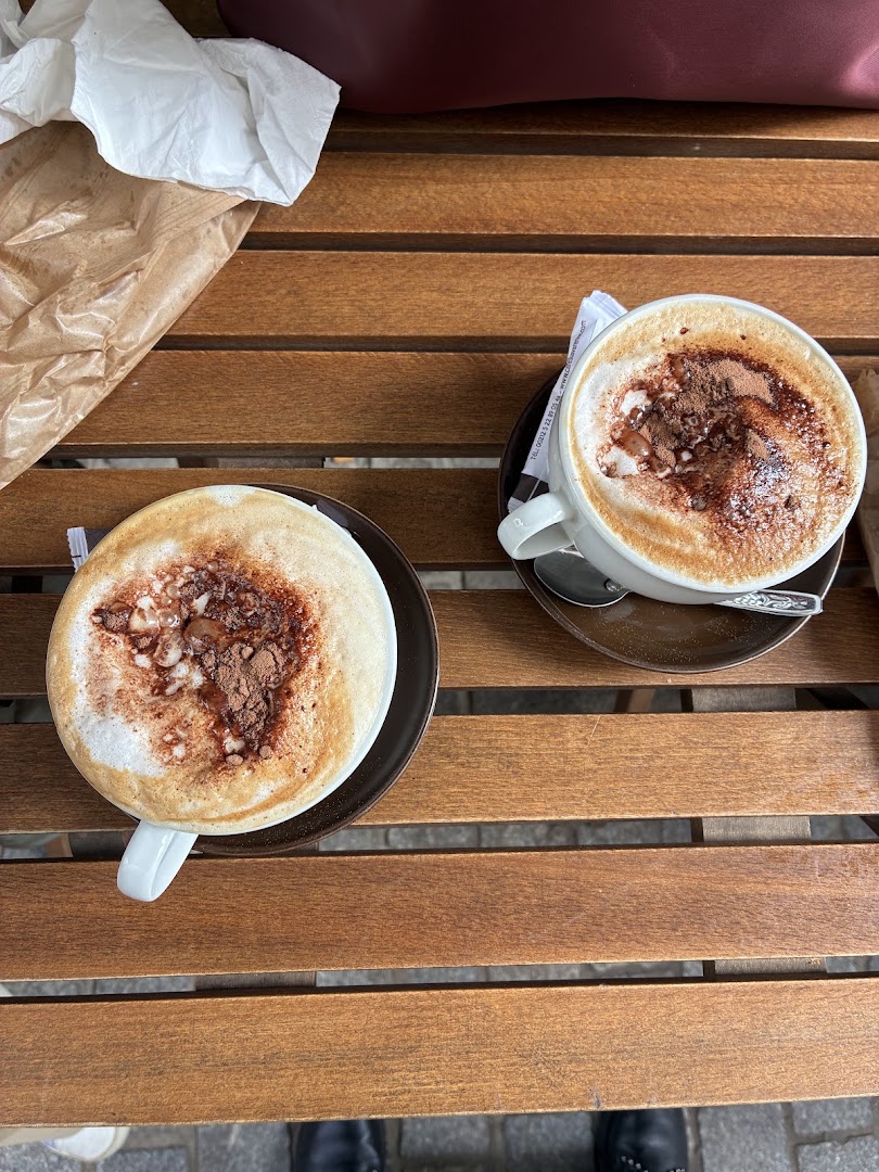 Bokeh Café: appetizing photo of coffee drinks