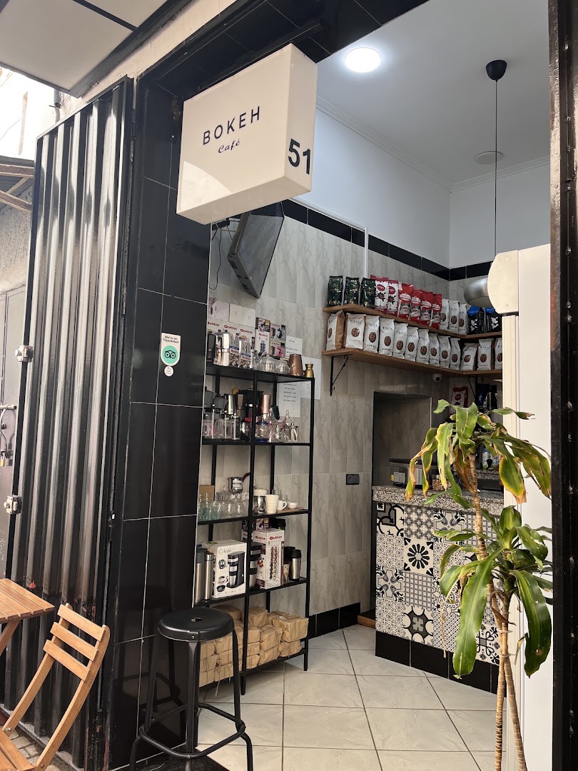 Bokeh Café: clear view of cafe interior