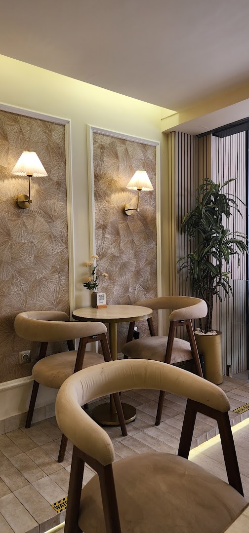 Benny's: attractive and clean interior shot