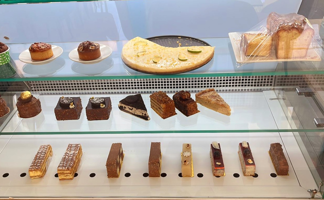 Café El Chelo: clear display of food items