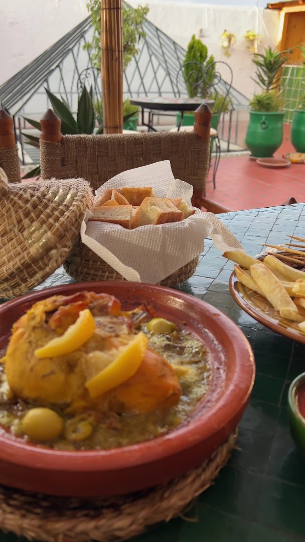 Dar La Médina Tetawen: appetizing food photo on terrace