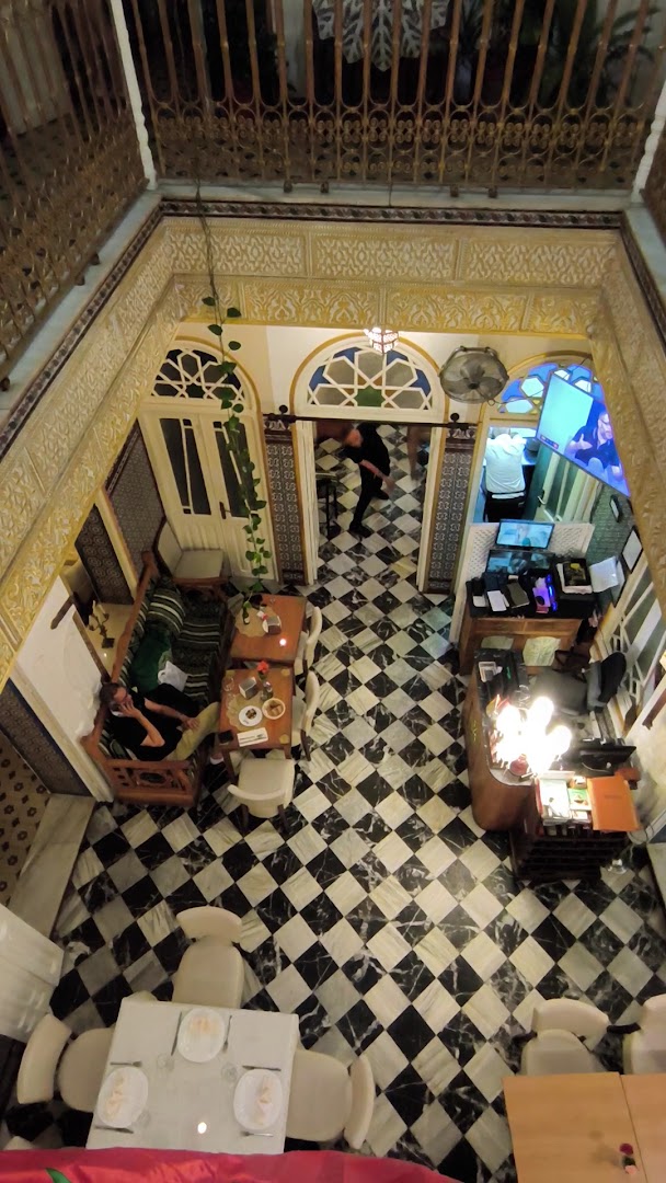 El Reducto: restaurant interior and atmosphere