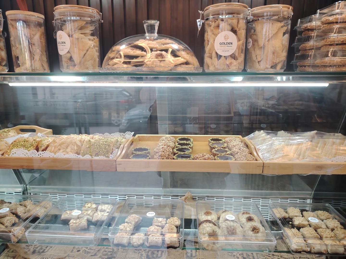 Golden Sweet: clear display of shop products