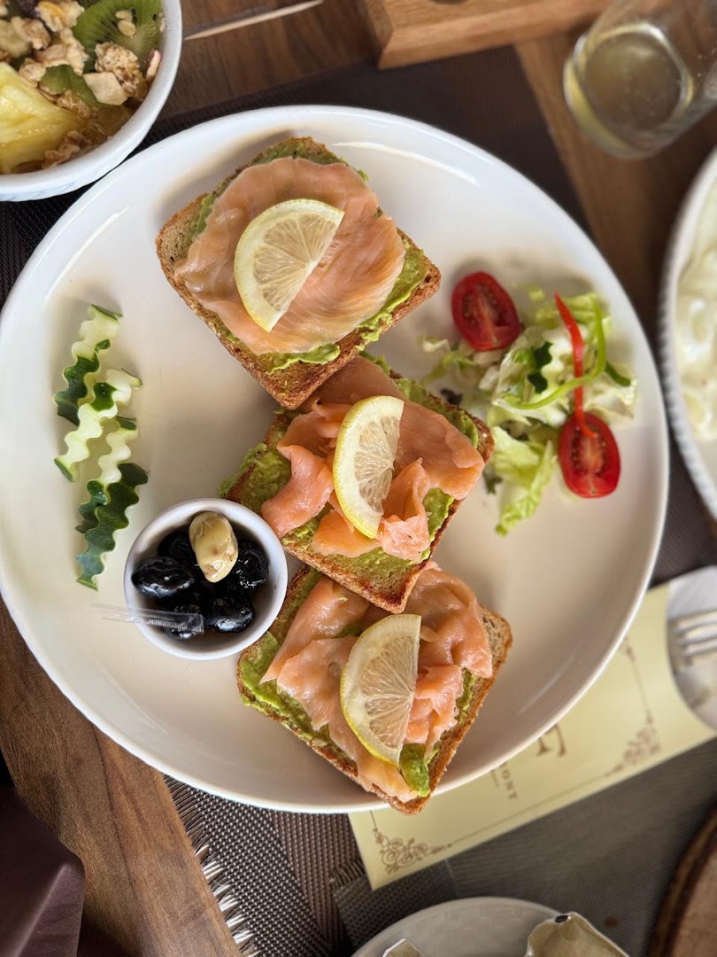 River Front Café & Restaurant: appetizing, high-quality food photography