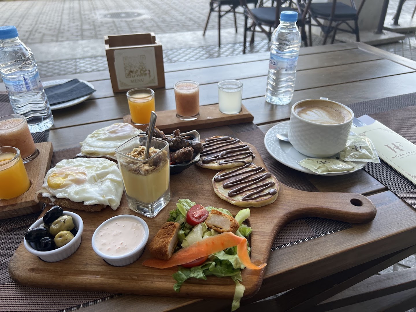 River Front Café & Restaurant: appetizing breakfast spread presentation