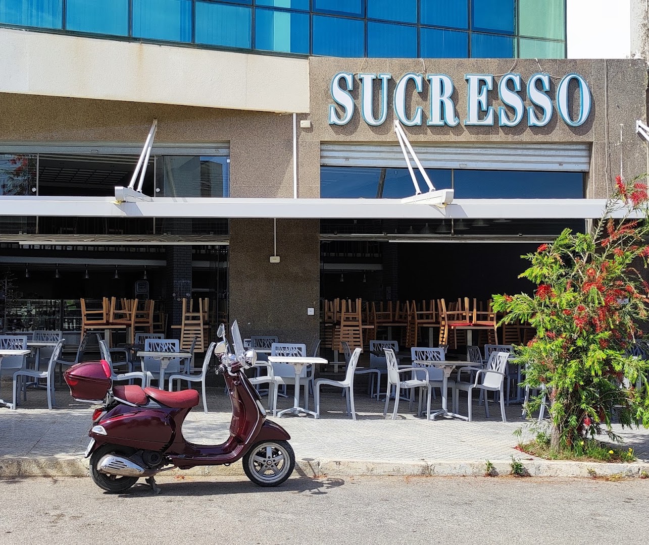 Sucresso: clear exterior shot of venue
